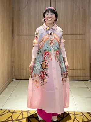 鮮やかなオリエンタル柄が弾むアコーディオンプリーツロング